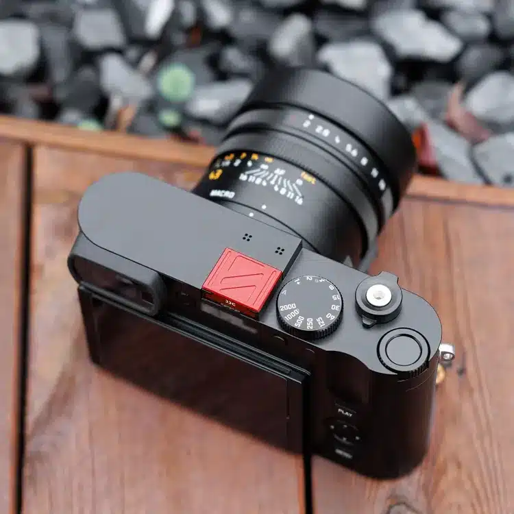 Compact Mirrorless Digital Camera with
Interchangeable Lens